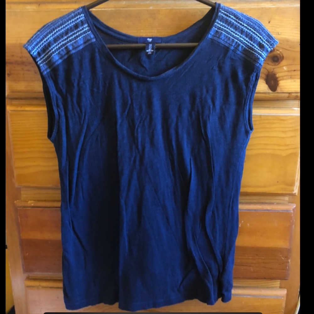 🍀 GAP Embroidered Navy Cap Sleeve Top